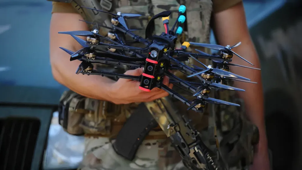 Український військовий тримає FPV-дрони у руці