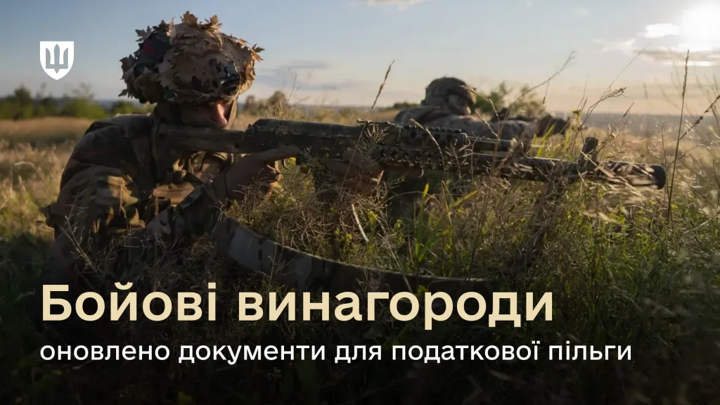 Український військовослужбовець штурмовик на полі бою стріляє з автомата