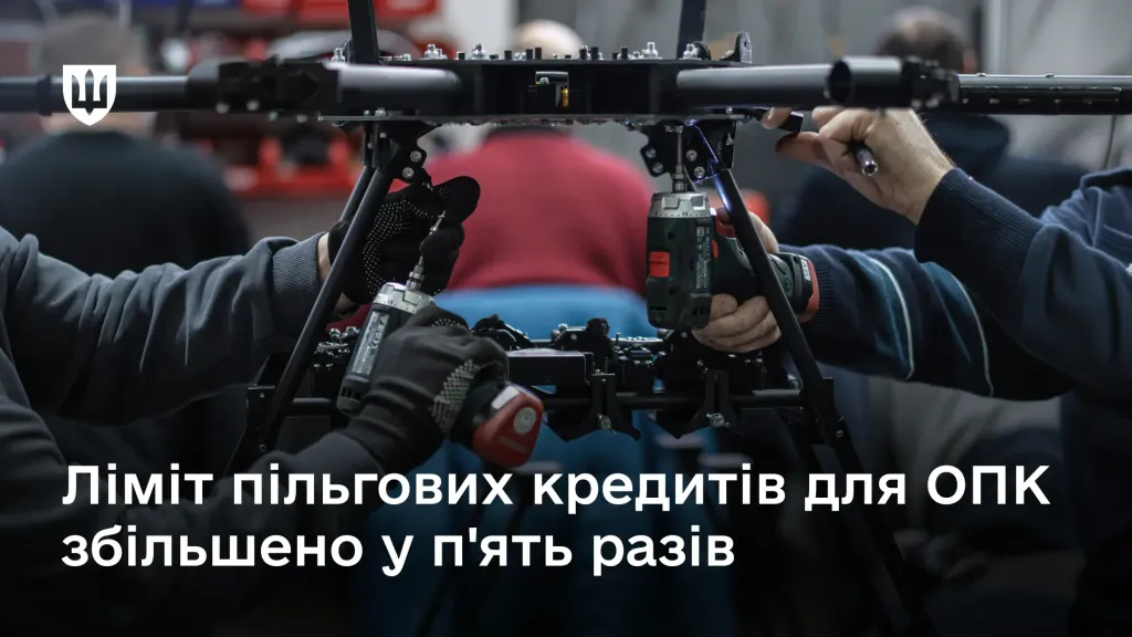 Майстри у виробничому цеху працюють над складанням безпілотника за допомогою інструментів