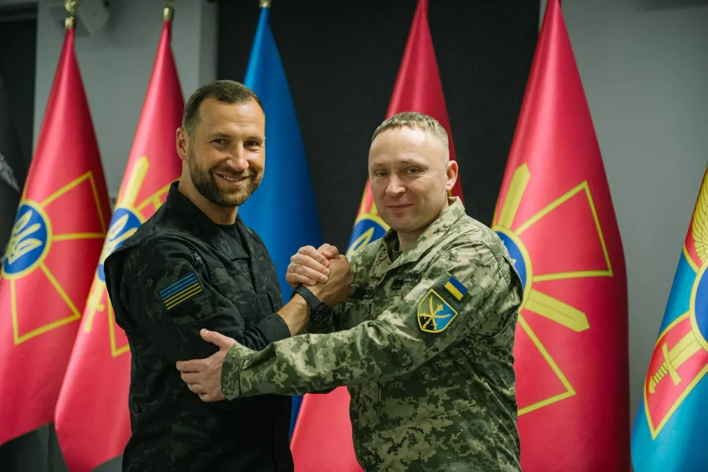 Тимчасовий виконувач обов'язків Міністра оборони Євгеній Хмара та Головнокомандувач ЗСУ генерал-майор Михайло Драпатий