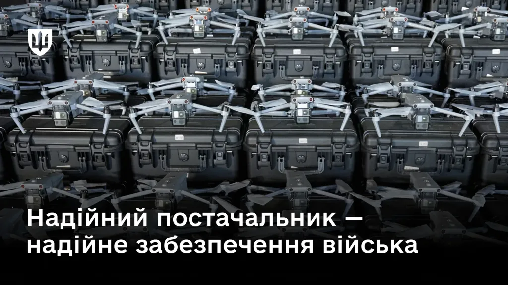 Велика кількість військових дронів, які лежать на чорних захисних кейсах