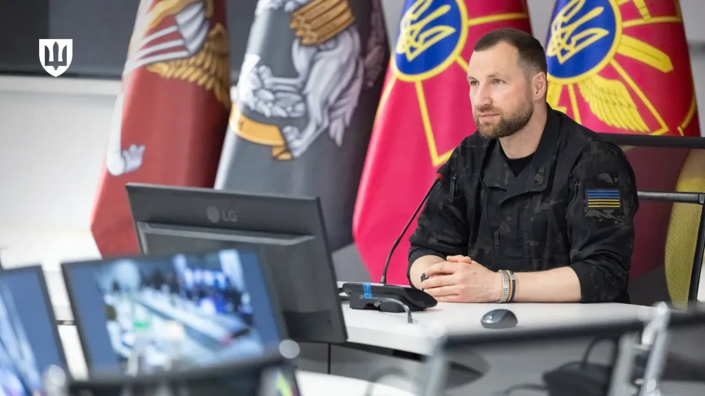 Міністр оборони Євгеній Хмара виступає перед партнерами під час відеозустрічі