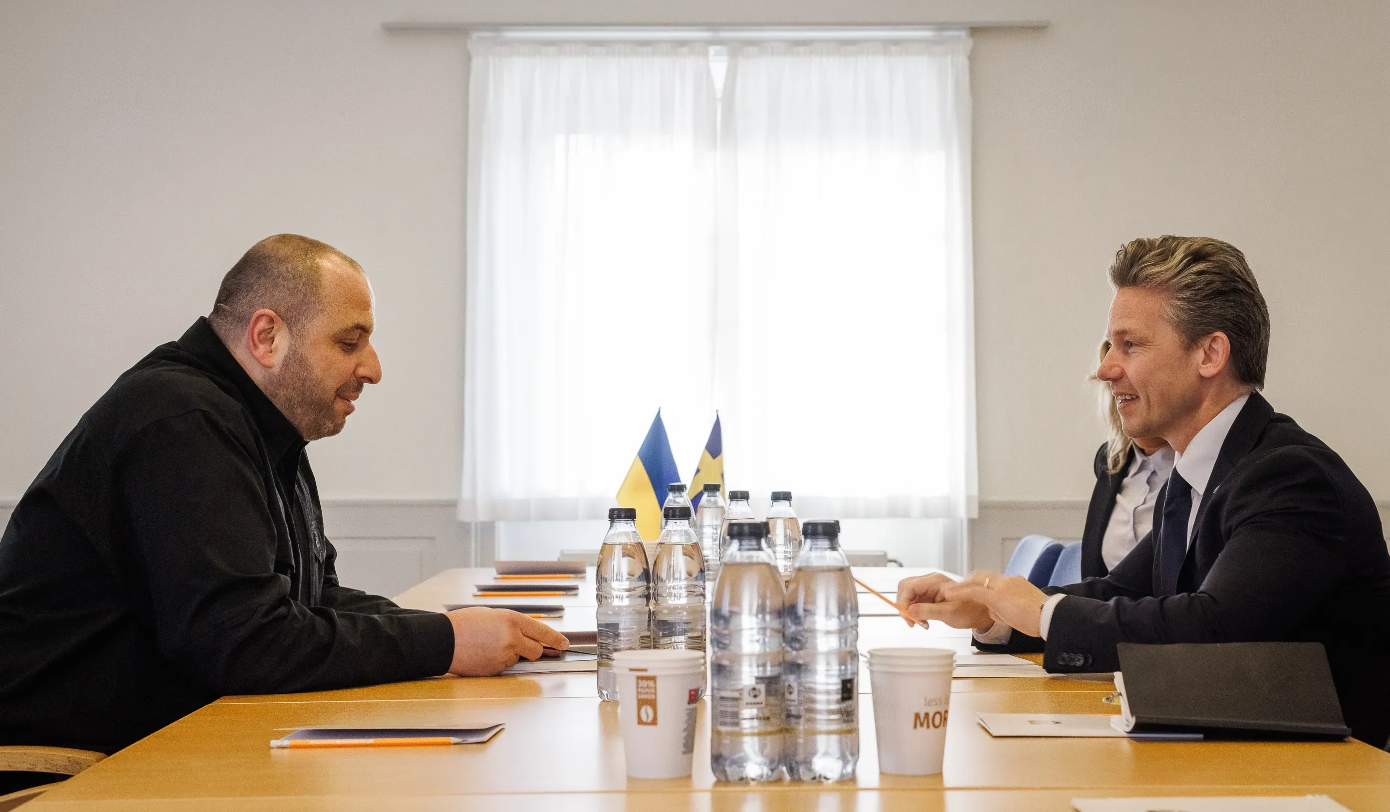 На переговорах із міністром оборони Швеції Полом Йонсоном основну увагу було приділено прискоренню постачання військової допомоги