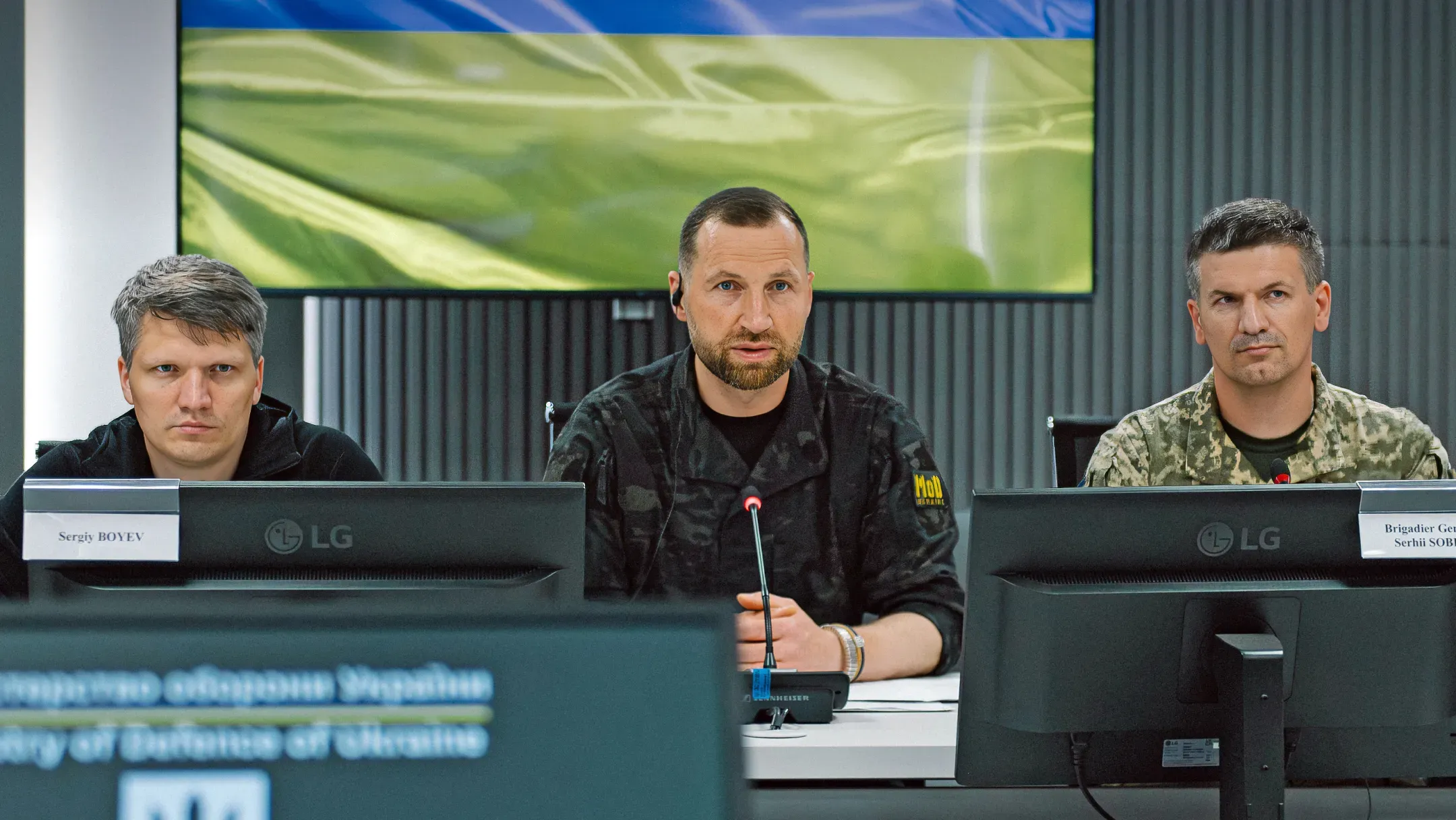 Сергій Боєв, Євгеній Хмара та Сергій Собко сидять за столом під час переговорів