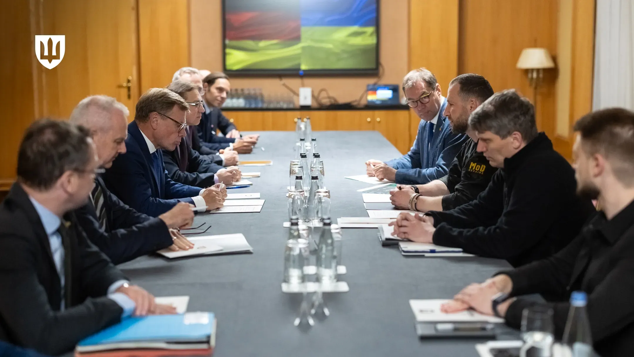 Німецька та українська делегації за столом переговорів