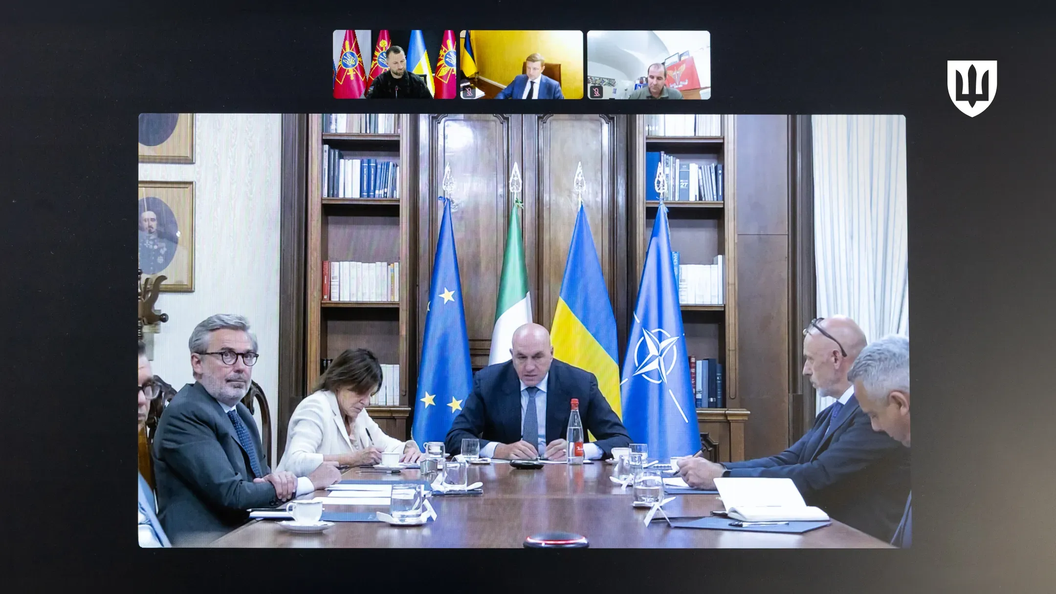 Міністр оборони Італії Гвідо Крозетто під час дзвінка з Міністром оборони України Євгенієм Хмарою