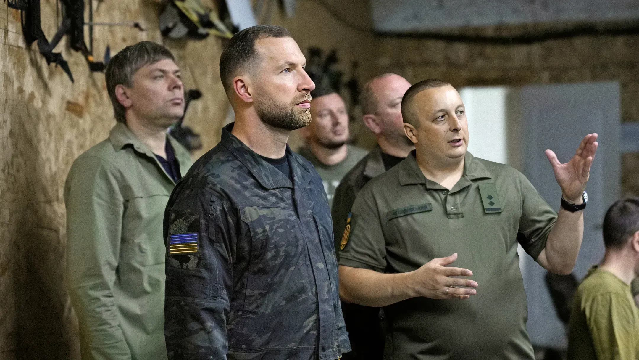Evgeniy Khmara with service members and commanders of units operating in the Prydniprovskyi sector