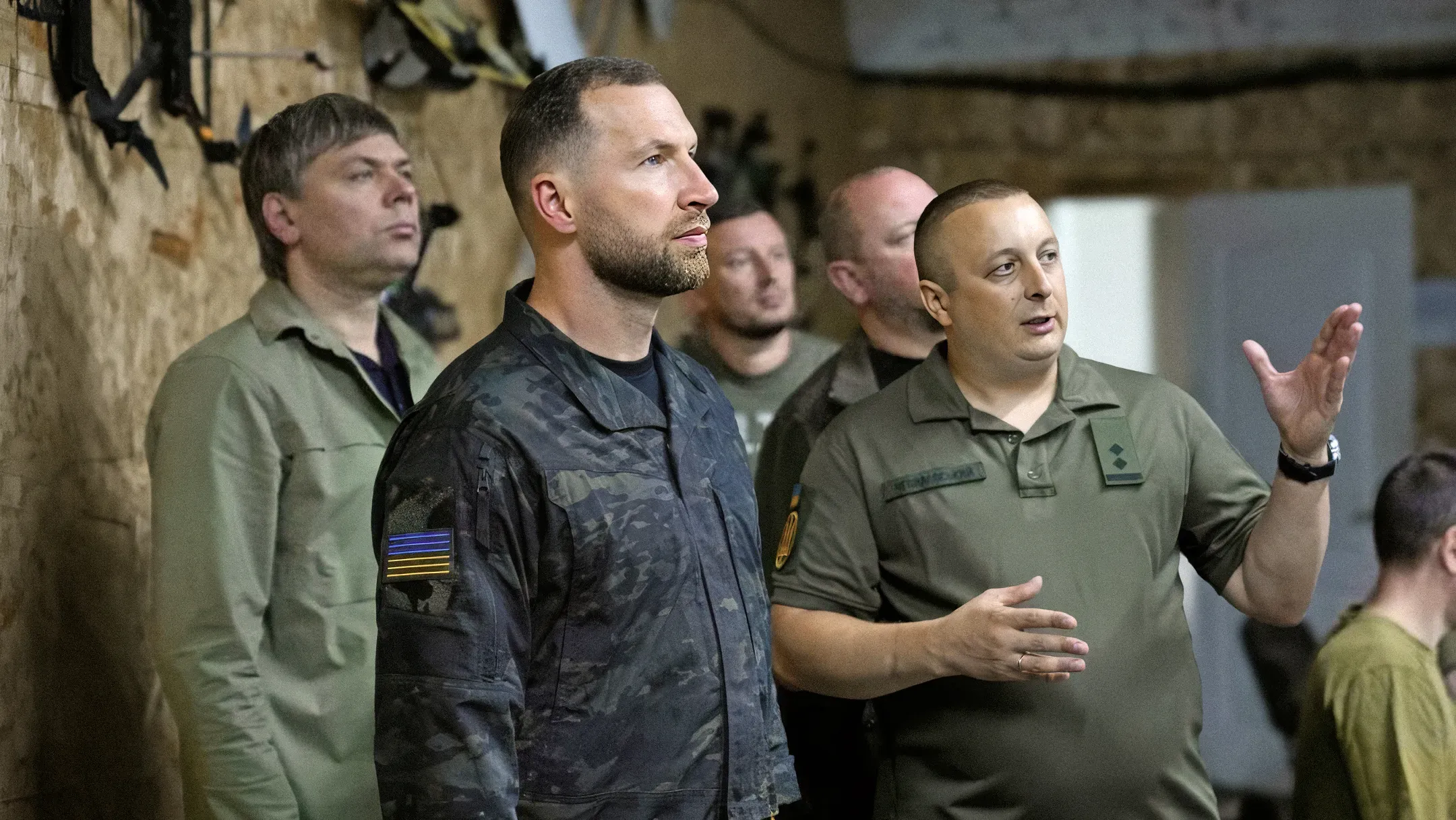 Євгеній Хмара з воїнами та командирами підрозділів, які діють на Придніпровському напрямку