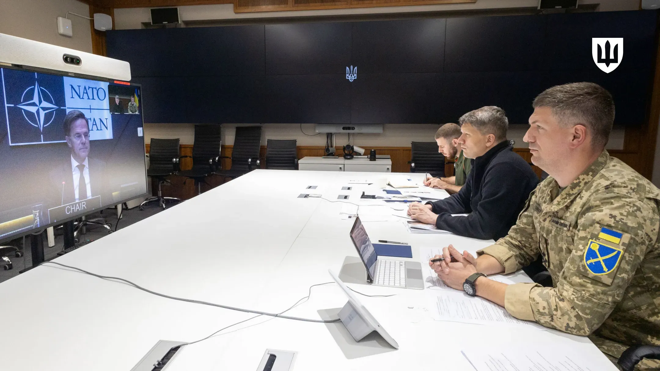 Українські посадовці та військовослужбовці беруть участь у робочій зустрічі в режимі відеоконференції з представником НАТО Марком Рютте.