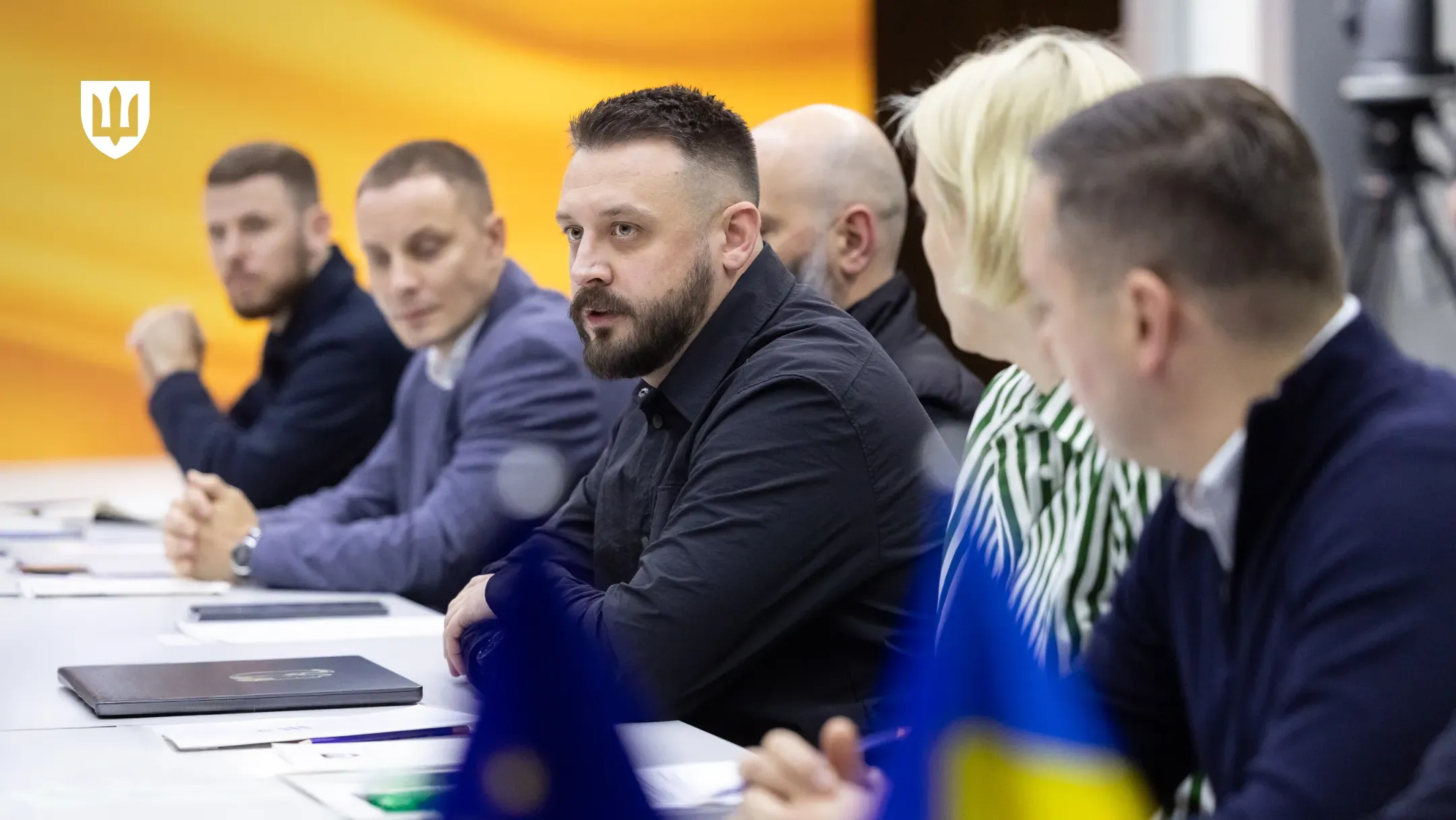 Мстислав Банік за столом під час переговорів