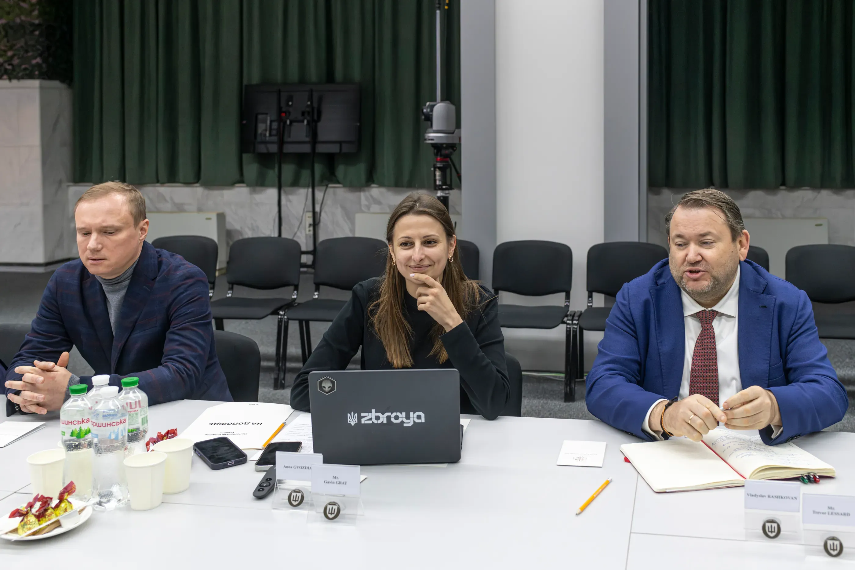 Заступниця Міністра оборони України Ганна Гвоздяр подякувала місії МВФ на чолі з Гевіном Греєм за співпрацю та увагу до розвитку української оборонної індустрії.