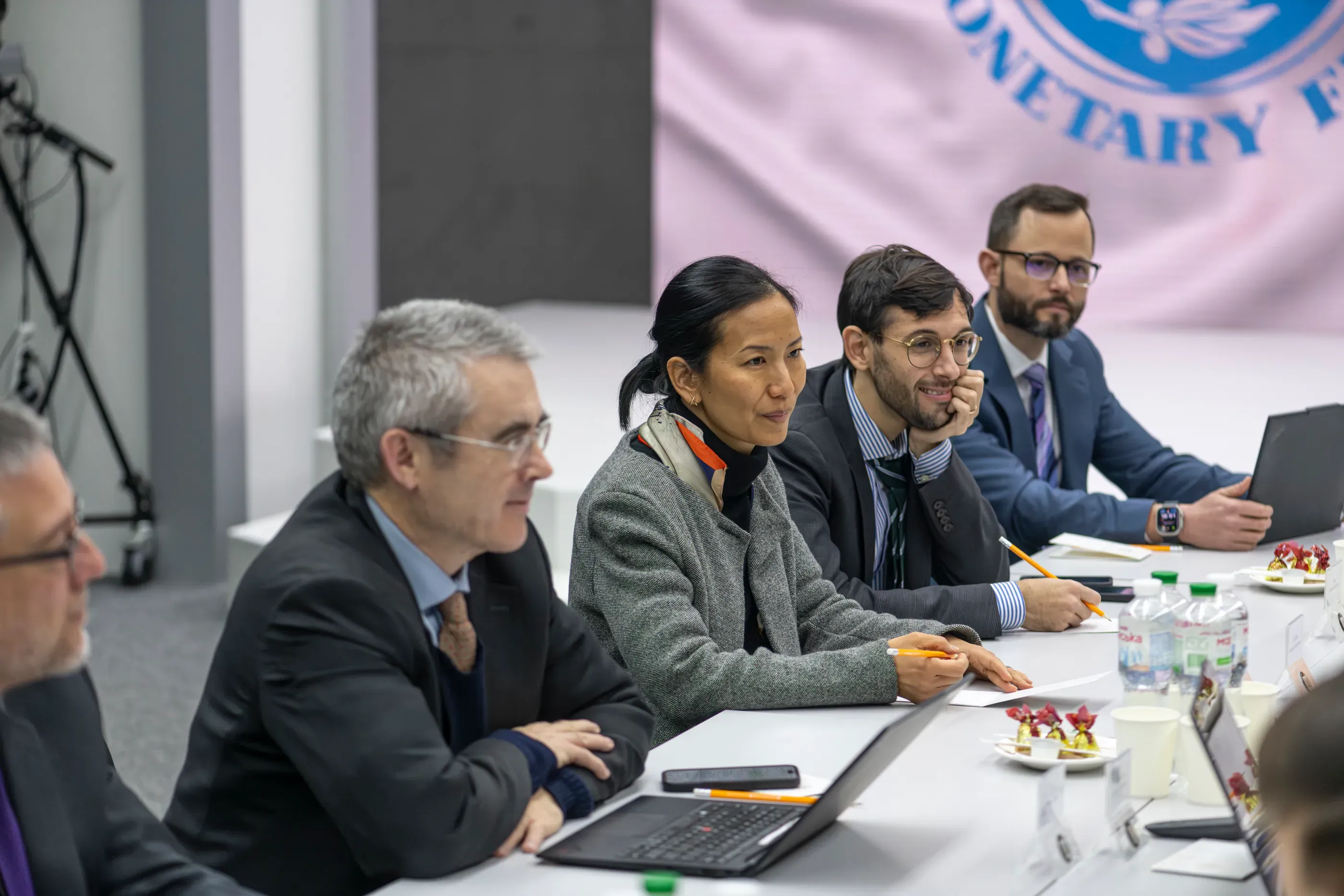 У Києві місія Міжнародного валютного фонду на чолі з Гевіном Греєм зустрілась з заступницею Міністра оборони України Ганною Гвоздяр.