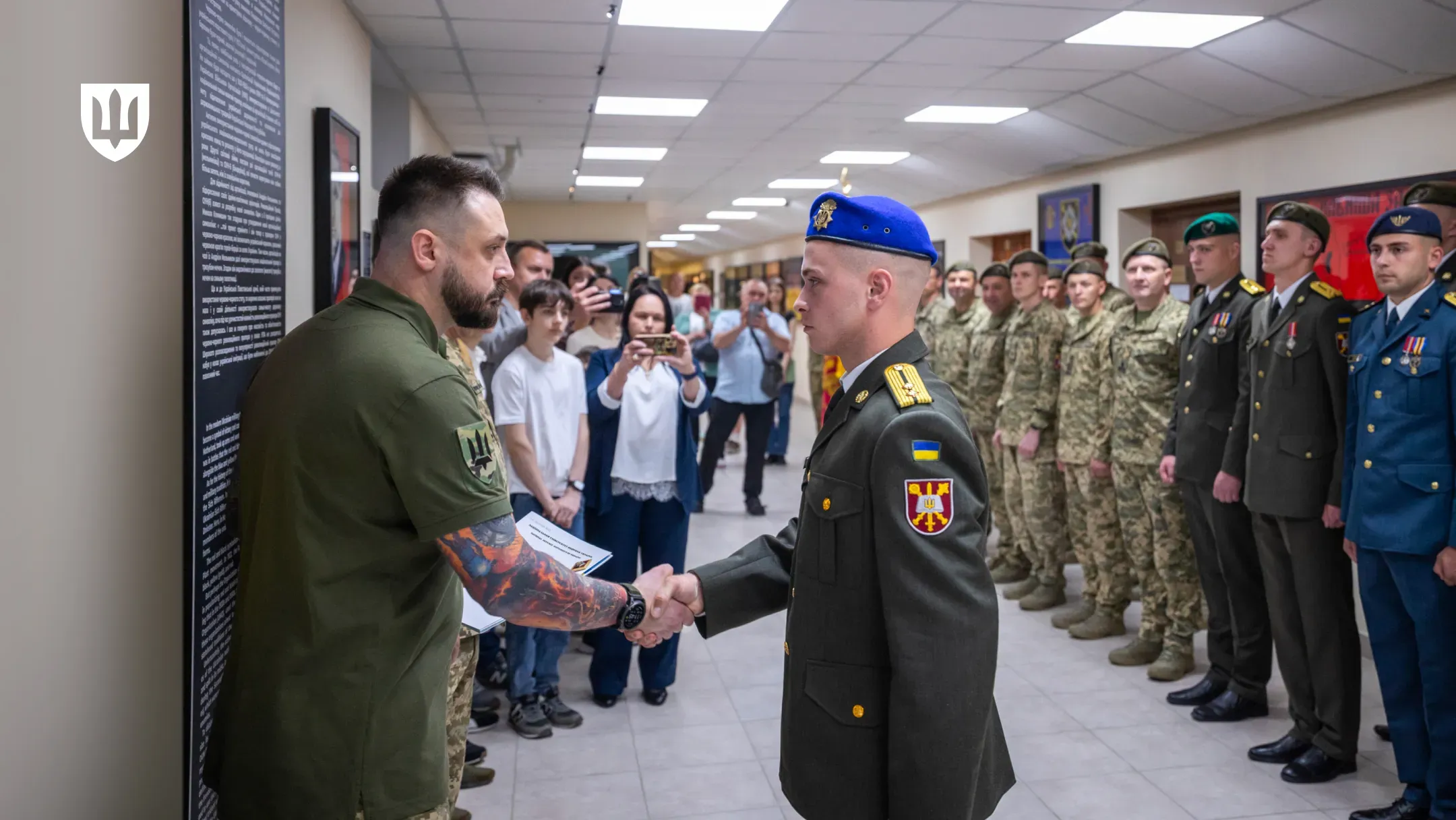 Заступник Міністра оборони України Мстислав Банік тисне руку випускнику Національного університету оборони