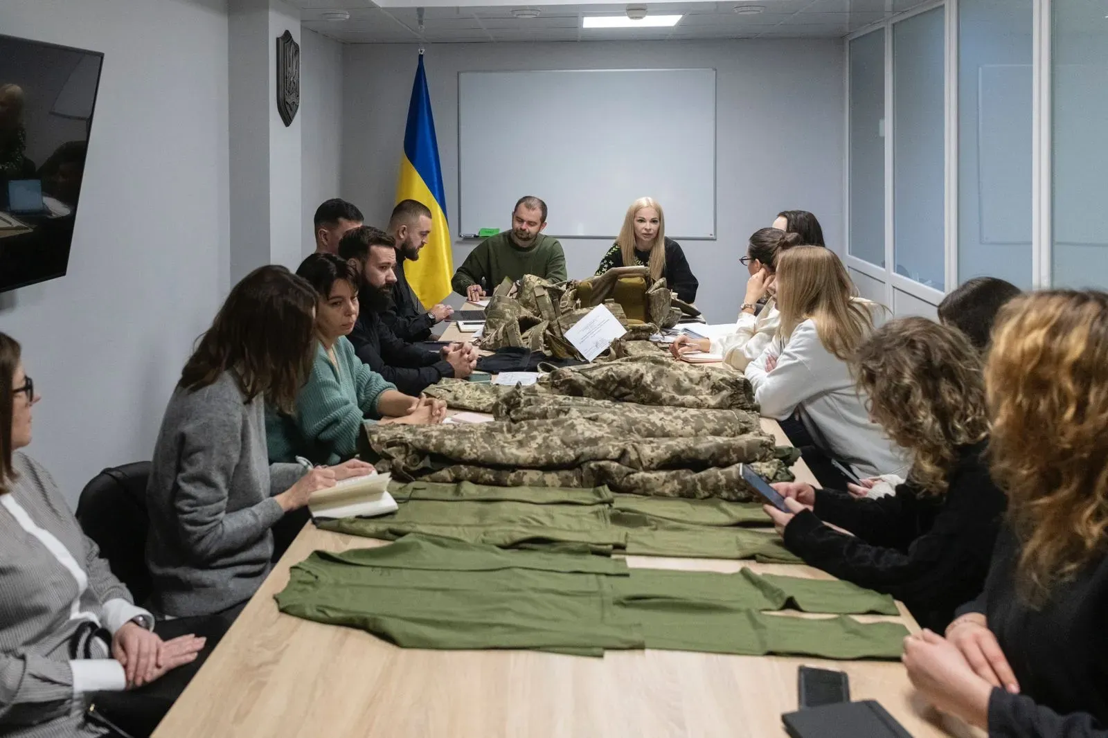 Міністерство оборони розширює лінійки одягу та засобів індивідуального захисту для військовослужбовиць. Вже закуплені та видаються костюм польовий і жіноча білизна. Також є в наявності маленькі розміри шкарпеток, рукавичок, взуття для жінок.